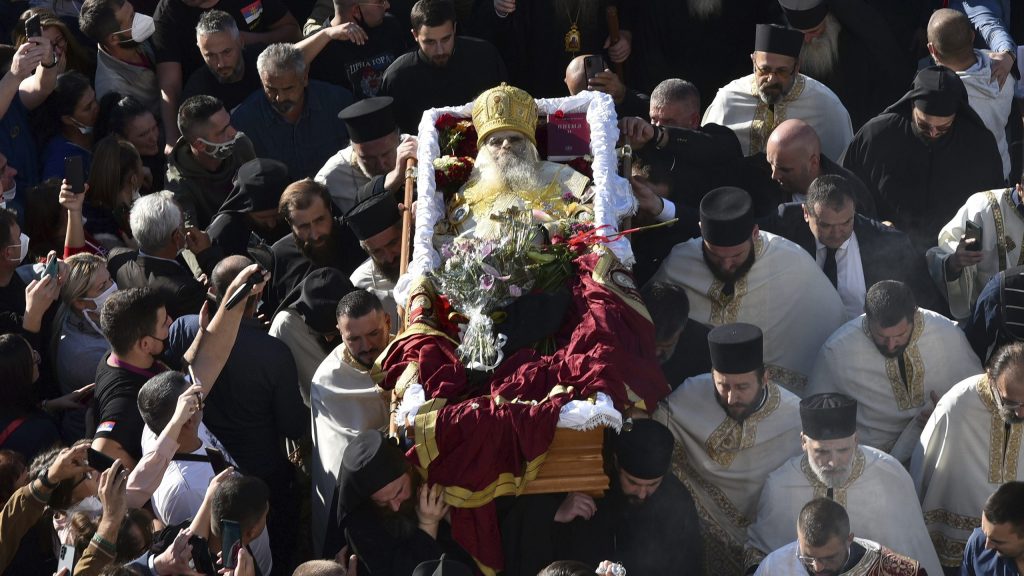 Masovno kršenje protivepidemijskih mera na sahrani mitropolita Amfilohija (FOTO, VIDEO) 2