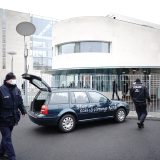 Automobil s ispisanim porukama udario u kapiju kompleksa nemačke vlade 5
