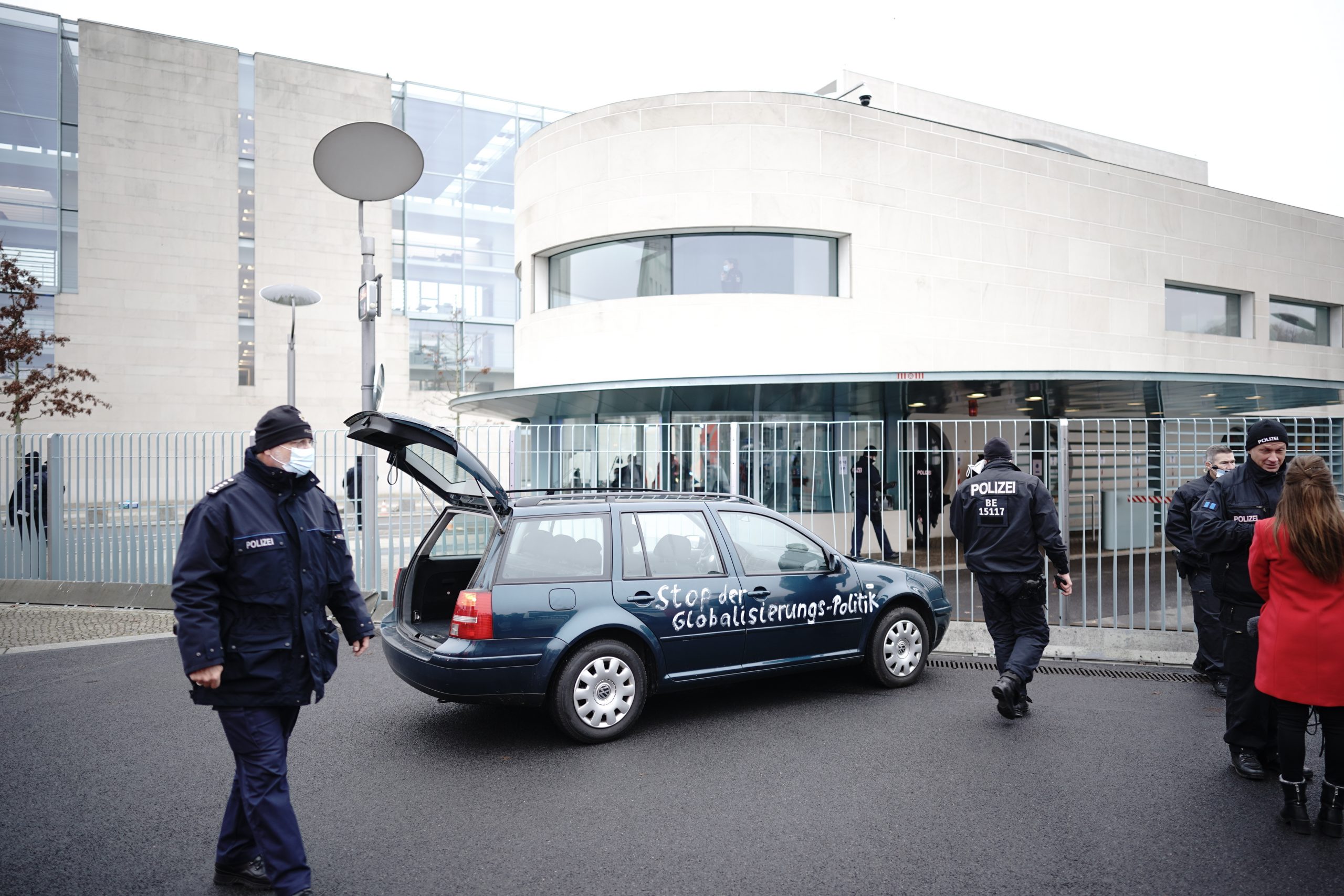 Automobil s ispisanim porukama udario u kapiju kompleksa nemačke vlade 1