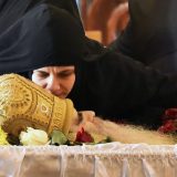 Masovno kršenje protivepidemijskih mera na sahrani mitropolita Amfilohija (FOTO, VIDEO) 13