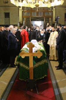 BOKA3440-01_b Kovčeg sa telom patrijarha u Hramu, kršenje svih epidemioloških mera (FOTO, VIDEO) 4