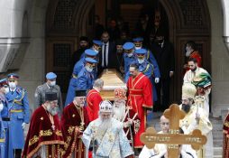 UPOKOJENI PATRIJARH IRINEJ Kovčeg sa telom patrijarha u Hramu, kršenje svih epidemioloških mera (FOTO, VIDEO) 3
