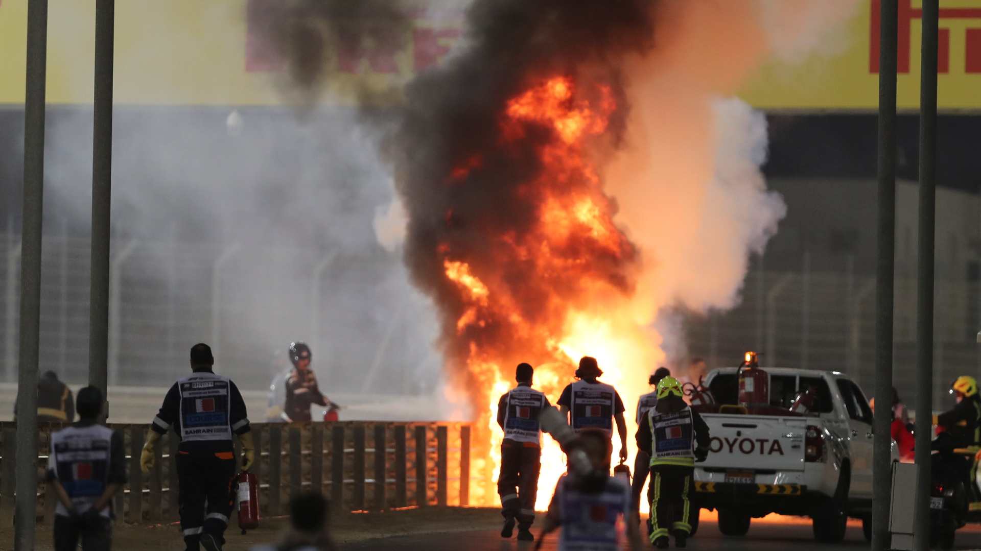 Već u prvom krugu prekinuta trka u Bahreinu, zapalio se bolid Hasa, vozač sa lakšim opekotinama 1