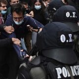 Policija suzavcem rasturila zabranjeno okupljanje u Grčkoj 15