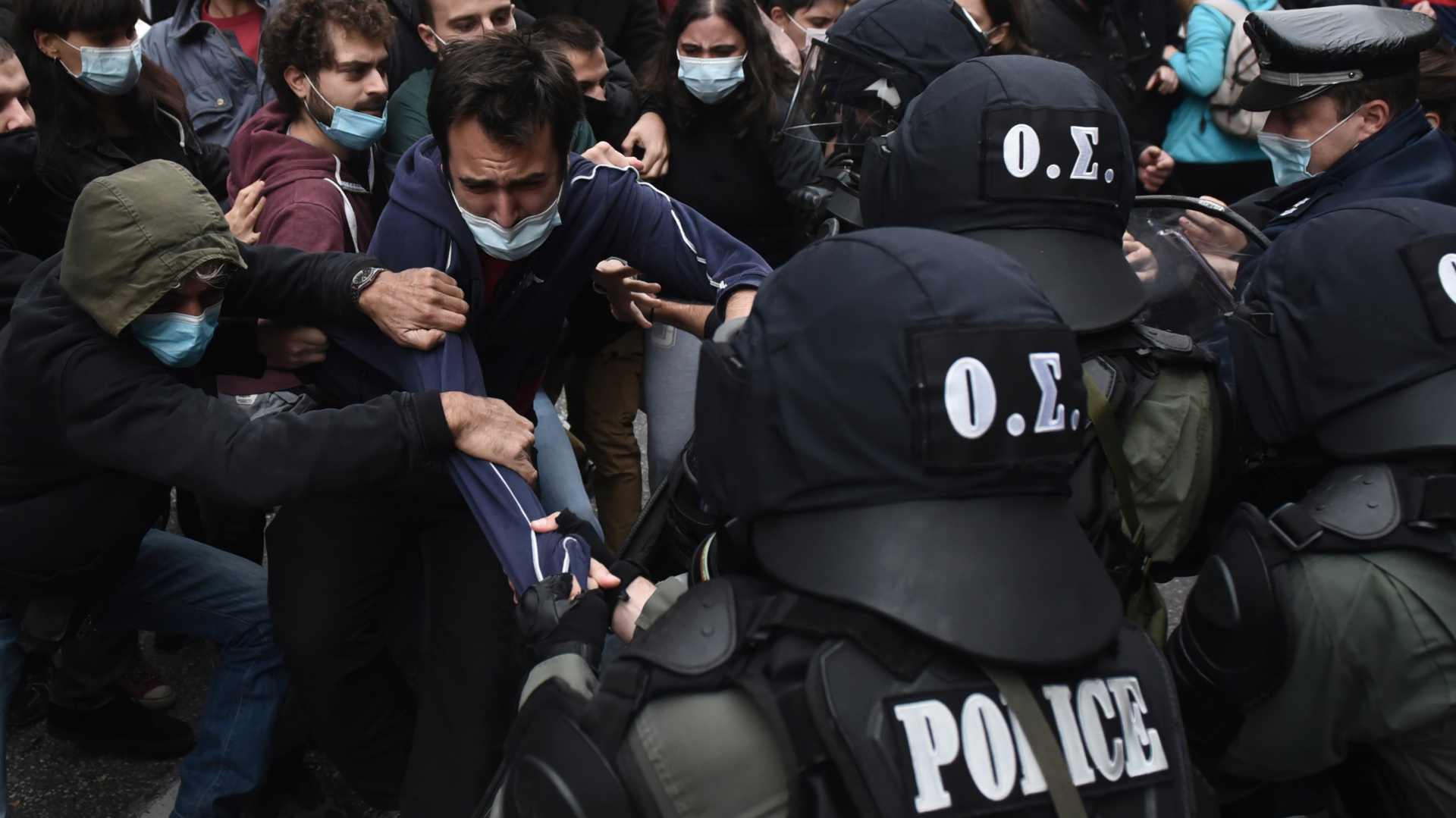 Policija suzavcem rasturila zabranjeno okupljanje u Grčkoj 1