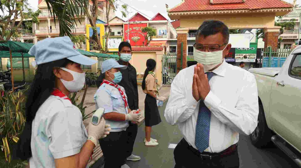 Kambodžanski premijer Hun Sen najavio da će se povući sa funkcije i predati sinu 1