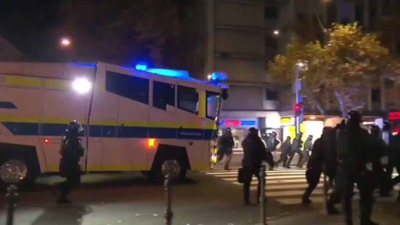 U Ljubljani više povređenih u sukobima policije i učesnika protesta (VIDEO) 1