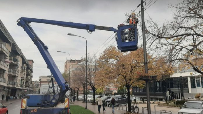 Počelo postavljanje novogodišnje rasvete u Zaječaru: Za četiri godine potrošeno oko 8.000.000 dinara 1