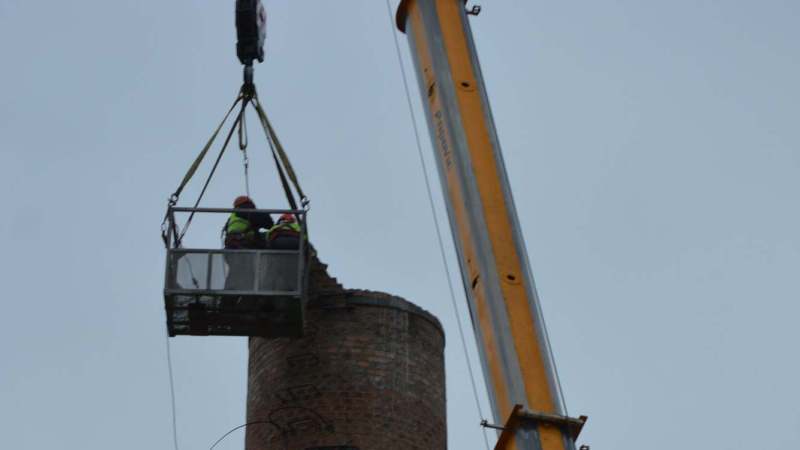 Ruši se dimnjak nekadašnjeg užičkog Froteksa (FOTO) 3 Ruši se dimnjak nekadašnjeg užičkog Froteksa (FOTO) 3
