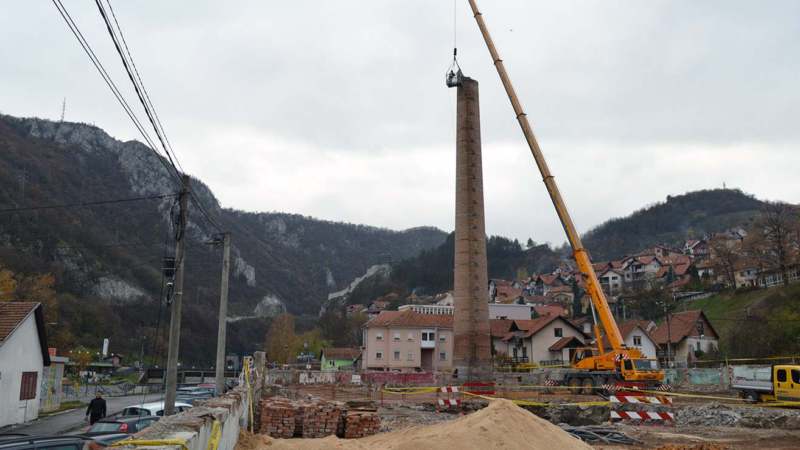 Ruši se dimnjak nekadašnjeg užičkog Froteksa (FOTO) 2 Ruši se dimnjak nekadašnjeg užičkog Froteksa (FOTO) 2