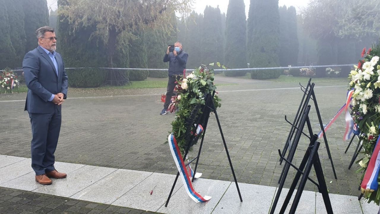 Veran Matić položio venac na memorijalnom groblju u Vukovaru 1