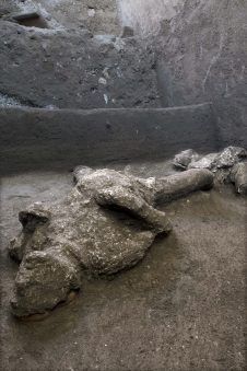 Italy Pompeii Ancient Bodies Nova otkrića u Pompeji: Nađeni ostaci dva muškarca, verovatno bogataša i roba (FOTO) 2