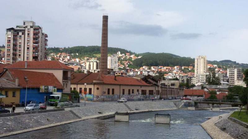 Ruši se dimnjak nekadašnjeg užičkog Froteksa (FOTO) 1