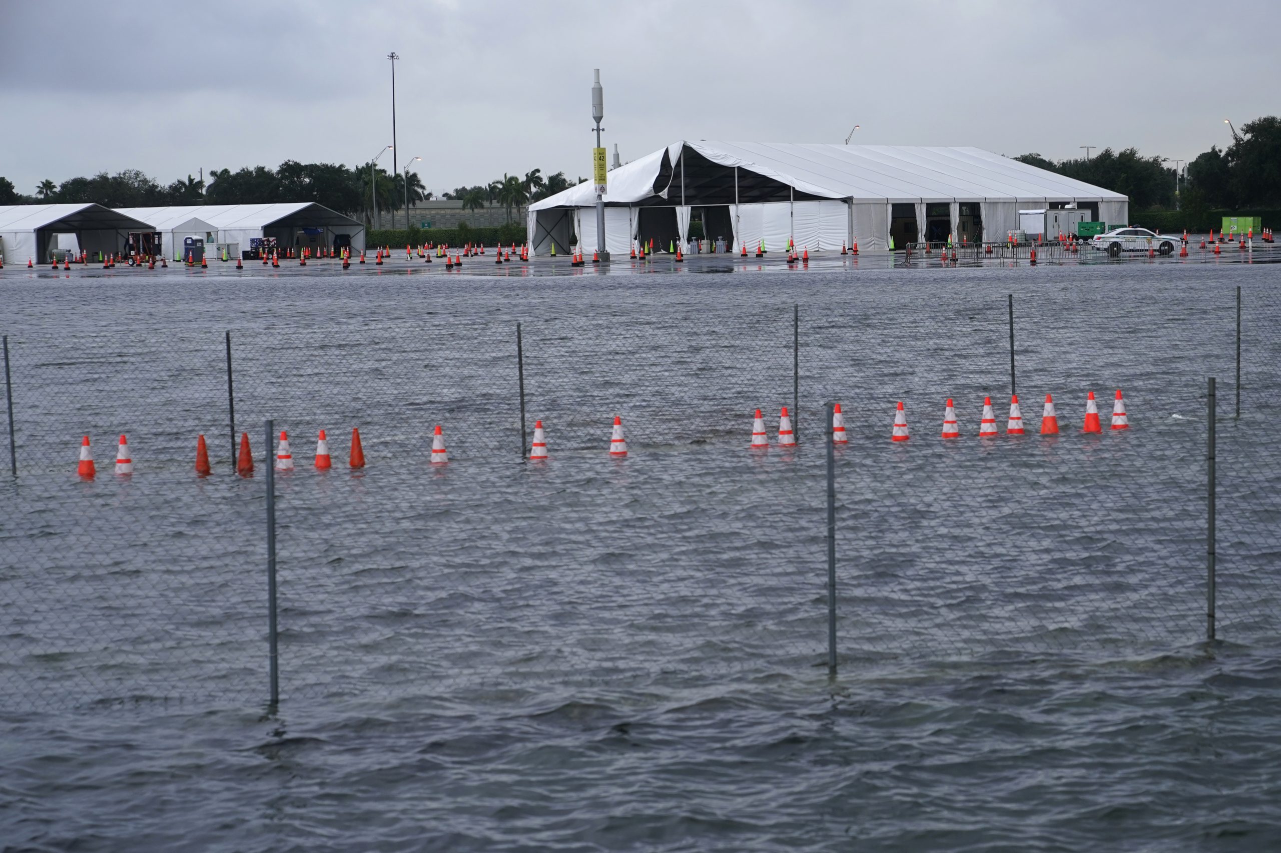 Poplavljena urbana područja na jugu Floride u naletu tropske oluje 1