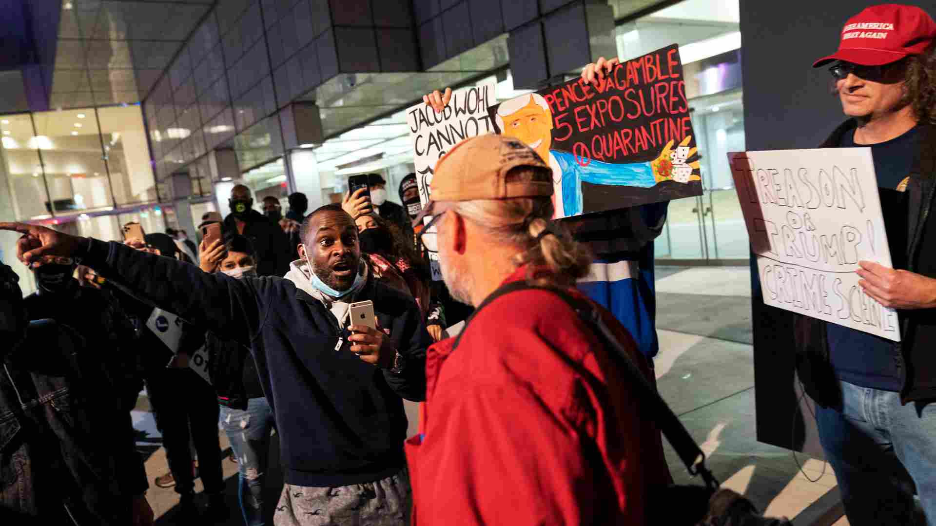 Gnevne pristalice Trampa kod centara za brojanje glasova u Mičigenu i Arizoni 1