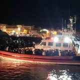 Grčka saopštila da je brod sa oko 400 migranata u 'bezbednoj luci' 12