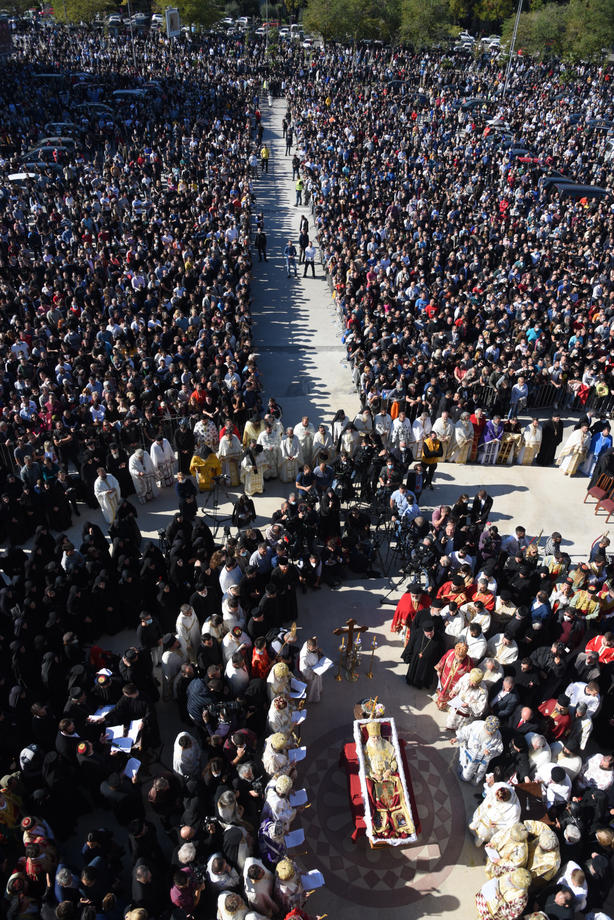 Uprkos apelu prekršene epidemiološke mere na sahrani mitropolita Amfilohija 2 Uprkos apelu prekršene epidemiološke mere na sahrani mitropolita Amfilohija 2