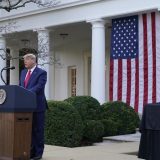 Tramp prvi put u javnosti od izbornog poraza: Vakcina dostupna od aprila (VIDEO) 1