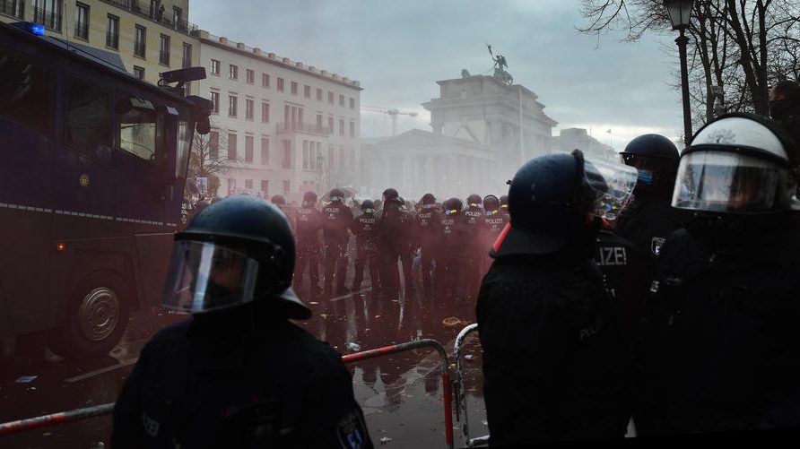 Više od 50 policajaca povređeno i uhapšeno 250 demonstranata u neredima u Berlinu 1