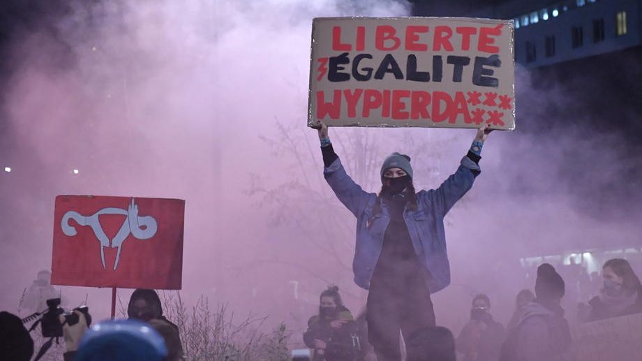 Policija intervenisala suzavcem i uhapsila 20 učesnika protesta protiv zabrane abortusa u Varšavi 1