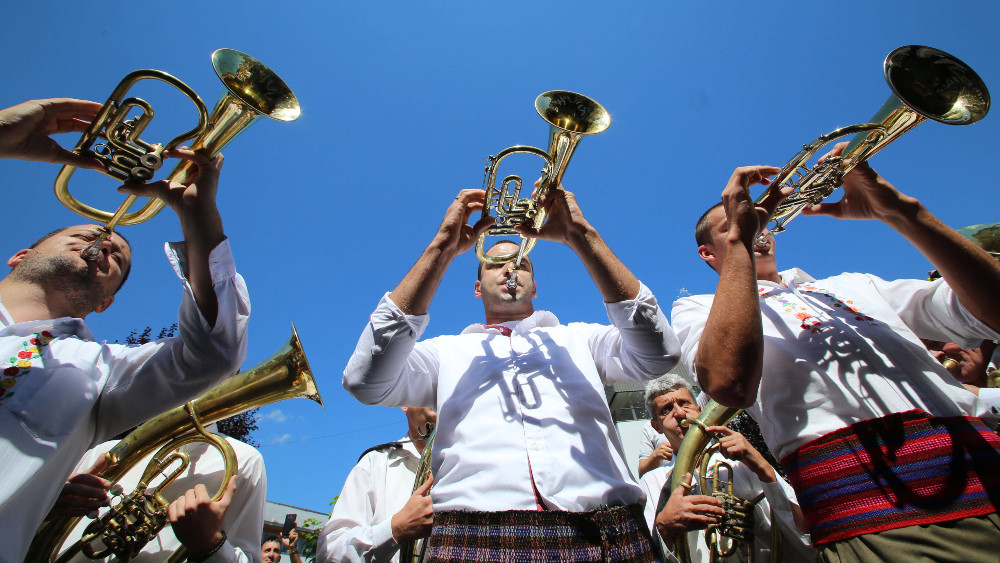 Milioneri i siromašni glumci u istom košu 1