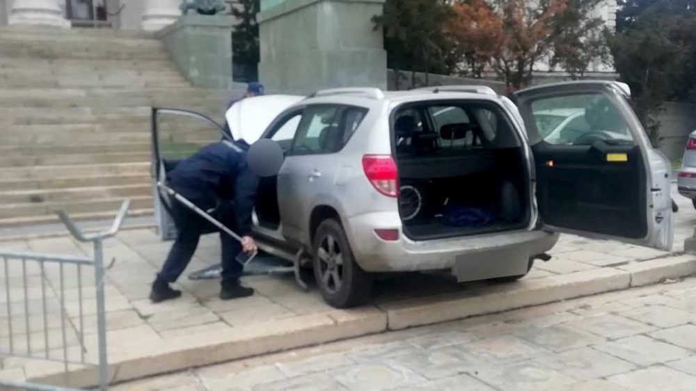 Automobil probio ogradu ispred Skupštine Srbije 1