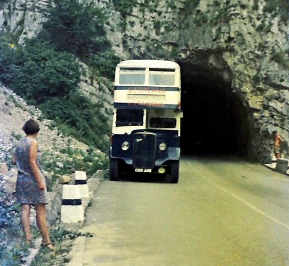 Vendi Skot na putu do vrha Čakora, klisura Rugova, gledajući autobus koji je nešto viši od tunela