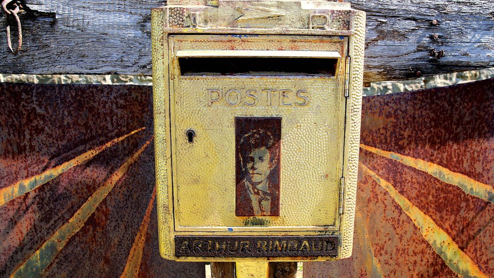 Više od 120 godina posle Remboove smrti, pisma i dalje pristižu u ovo sanduče na groblju na kom je sahranjen