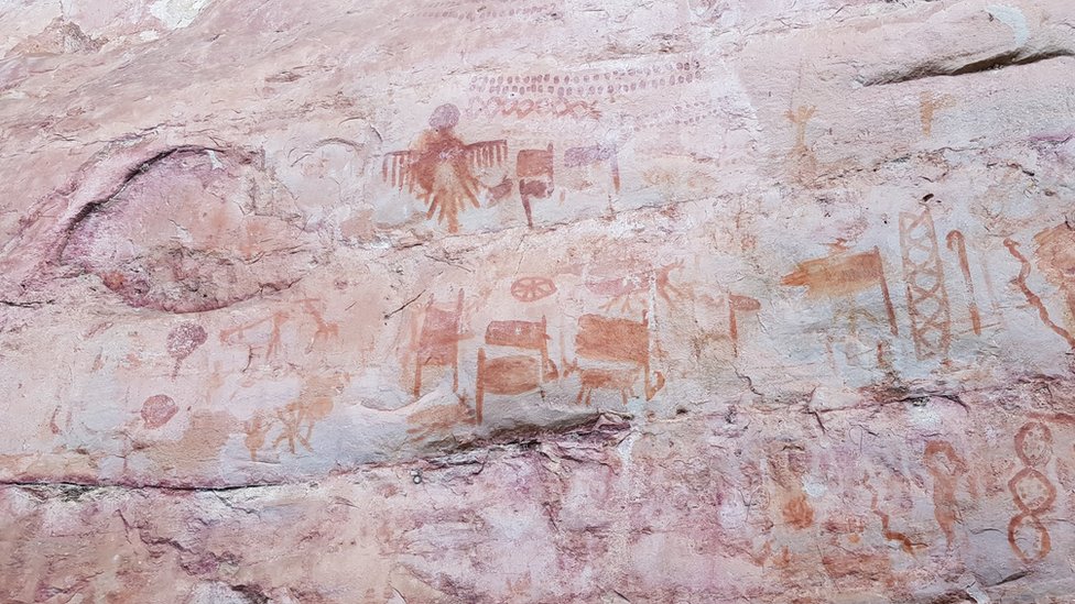 Veruje se da su na zidovima slike zmija, velikih ptica, jelena