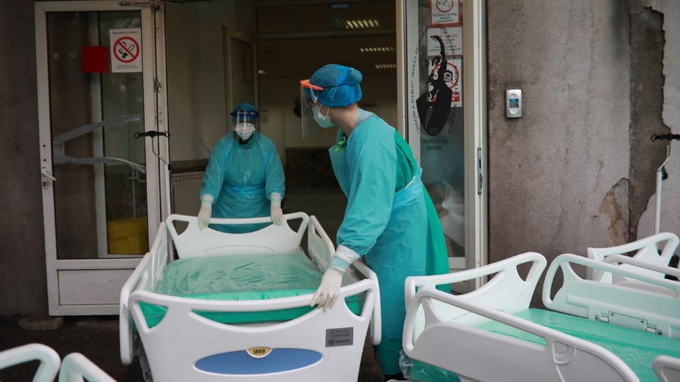 Korona virus: U Srbiji preminulo još 49 ljudi, pad broja zaraženih, počinje vakcinacija u Americi 6 fonet