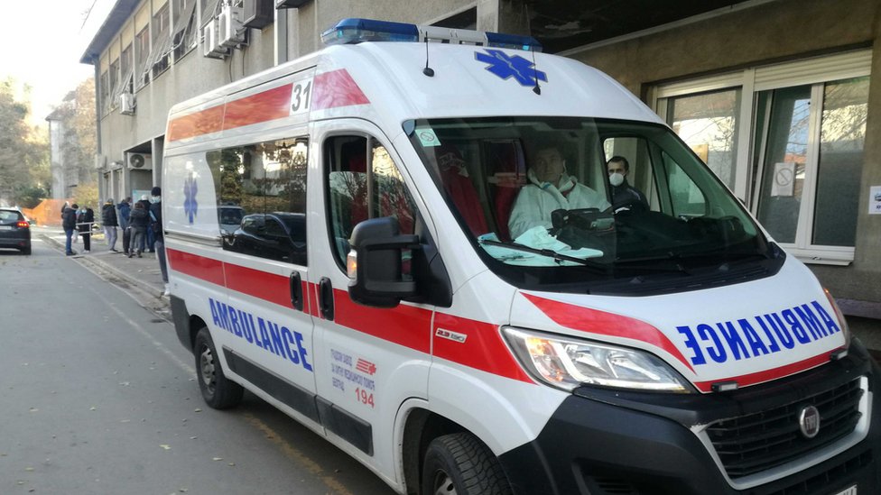 Korona virus: U Srbiji testirano 2 miliona ljudi, bolnice pune - Rusi i Britanci testiraju supervakcinu 1 vozilo hitne pomoći peđa