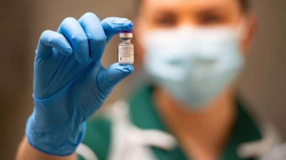 Korona virus: U Srbiji preminulo još 56 ljudi, Nemačka se zatvara od tokom praznika 1 vakcina korona