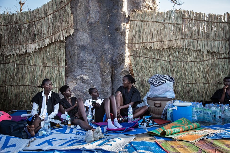 Korona virus, moda i Afrika: Nesvakidašnja revija u senegalskoj šumi baobaba 8 Models sitting on the floor