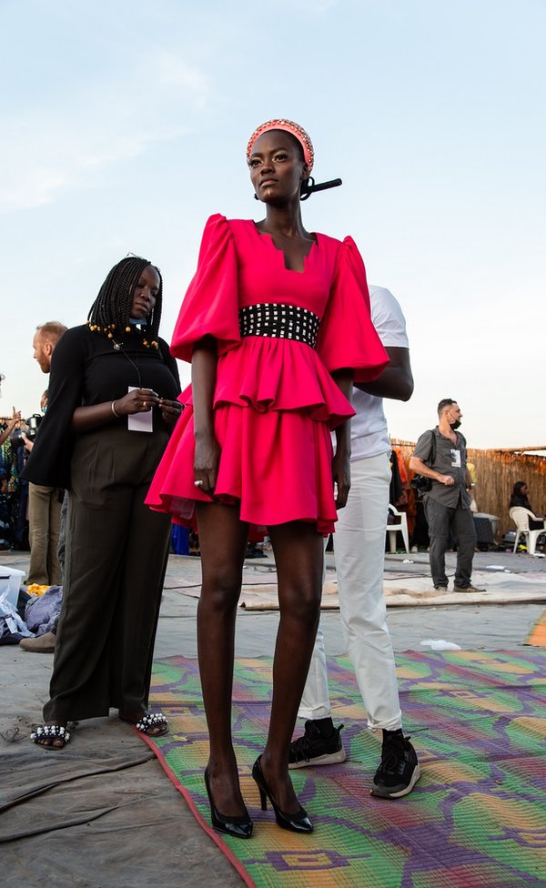 Korona virus, moda i Afrika: Nesvakidašnja revija u senegalskoj šumi baobaba 10 Model in a red dress