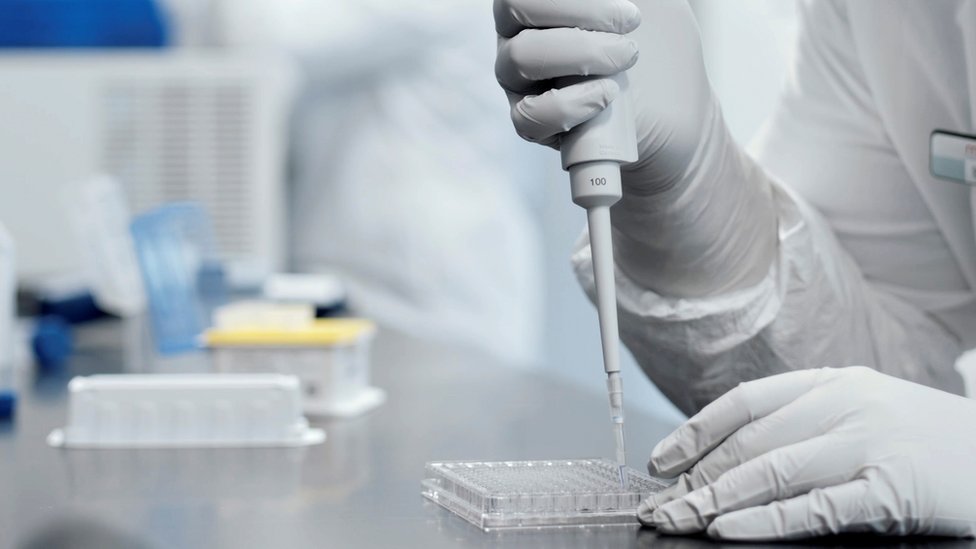 Korona virus: U Srbiji ublažen deo mera, Dodik u bolnici, Evropa u strahu od novog soja Kovida-19 2 A researcher works in a lab run by Moderna Inc