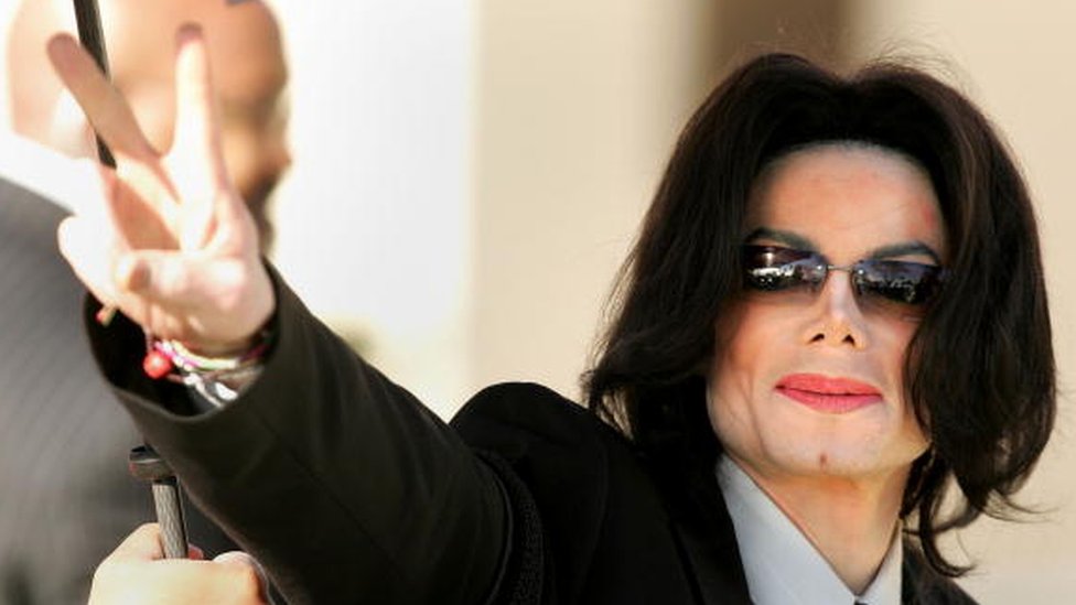 Singer Michael Jackson walks into the Santa Maria Superior Court on the fifth day of his child molestation trial on 7 March, 2005 in Santa Maria, California