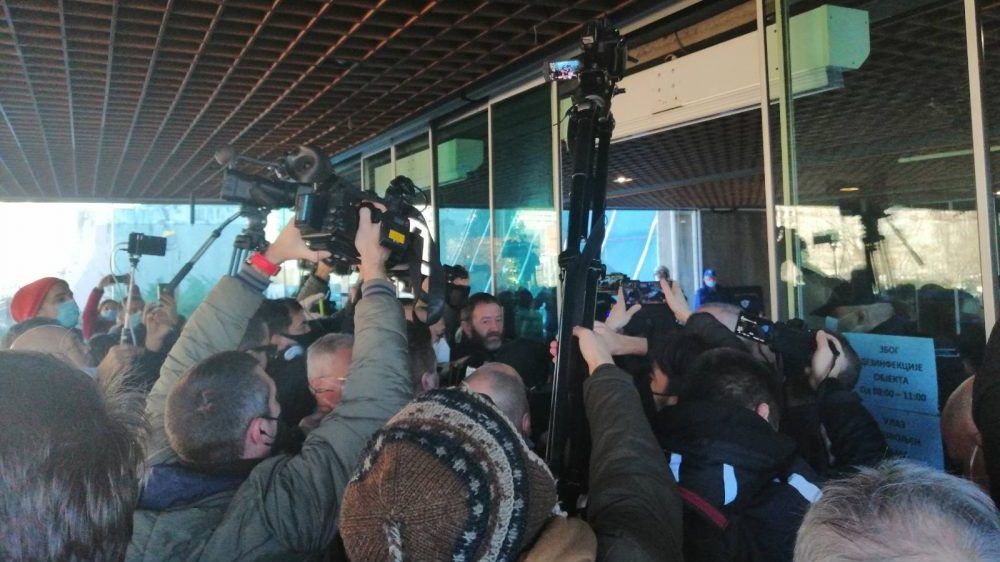 Demonstranti ušli u hodnik Sava centra, obezbeđenje ih zaustavilo (VIDEO) 1