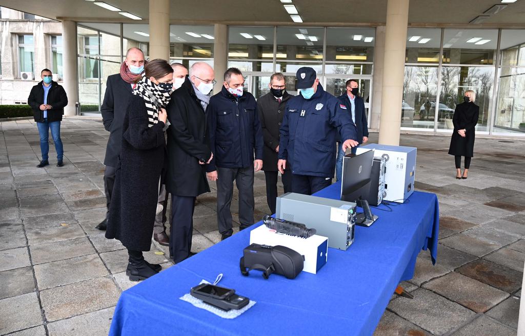 Nemačka donirala MUP-u Srbije 10 terenskih vozila i opremu vrednu 745.000 evra (FOTO) 2 Nemačka donirala MUP-u Srbije 10 terenskih vozila i opremu vrednu 745.000 evra (FOTO) 2