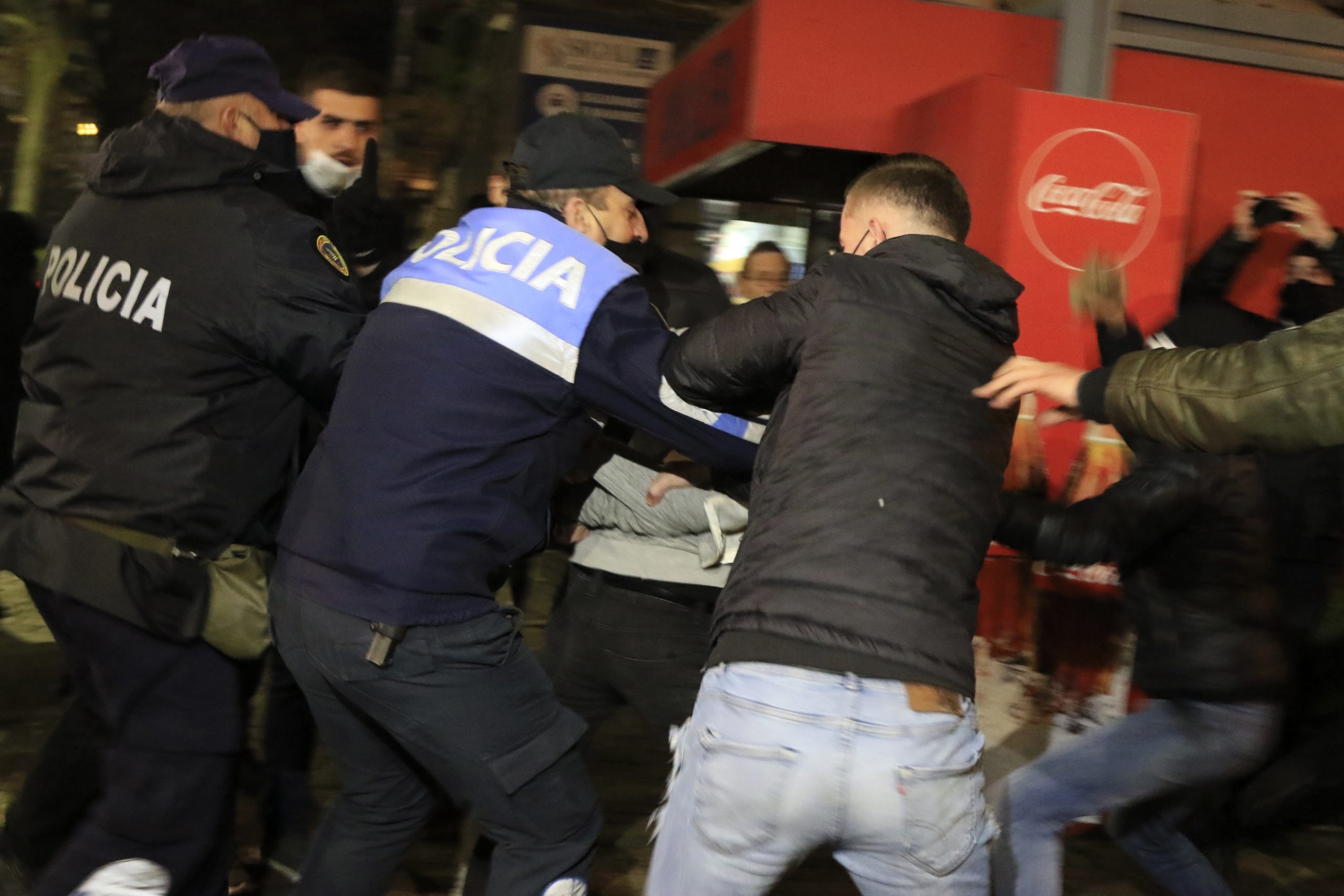 Treći uzastopni dan nasilja na protestima u Albaniji 1