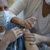 Počela masovna vakcinacija protiv korona virusa u Izraelu 7