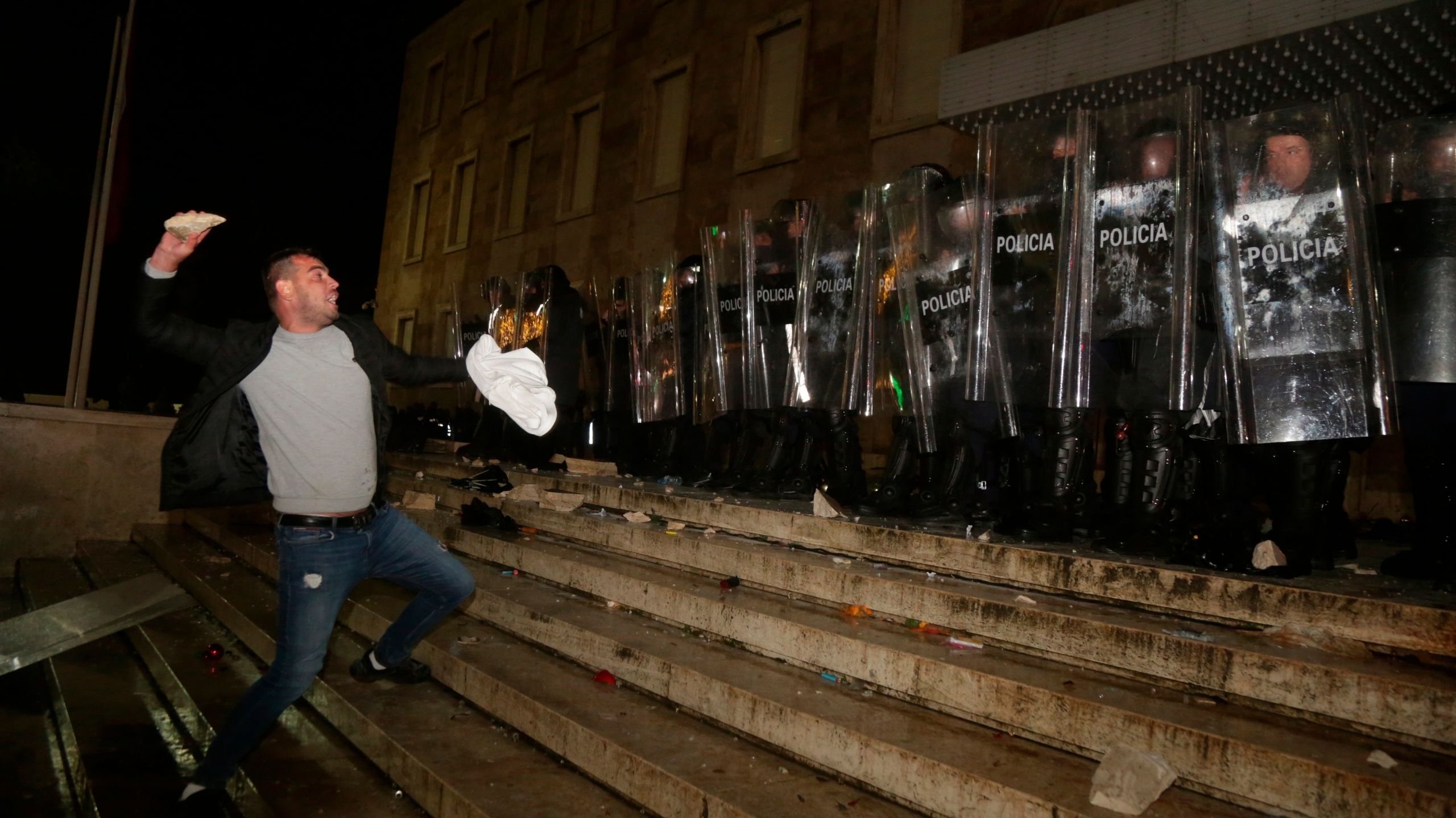 Na protestu protiv policijske brutalnosti u Tirani sukob sa policijom (FOTO, VIDEO) 1