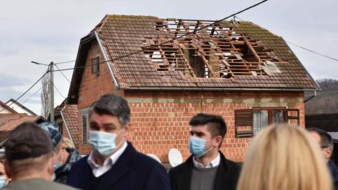ZORAN MILANOVIC OBISAO PODRUCJA STRADALA U ZEMLJOTRESU Predsednik Hrvatske: Ljudi su uplašeni i očajni (FOTO; VIDEO) 4