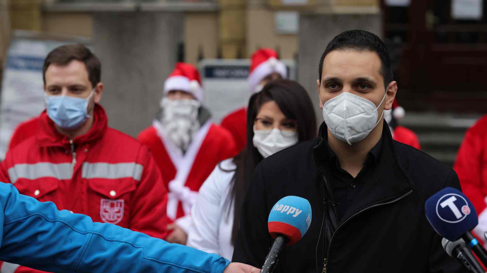 Sto CarGo Batlera u odelu Deda Mraza doniralo 1.000 obroka medicinarima 1