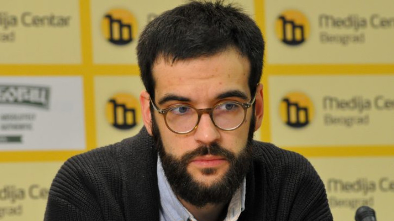 Između čekića i nakovnja - položaj Roma i Romkinja u Srbiji 1