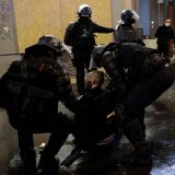 U Francuskoj na protestima povređeno 67 pripadnika snaga bezbednosti (FOTO) 4