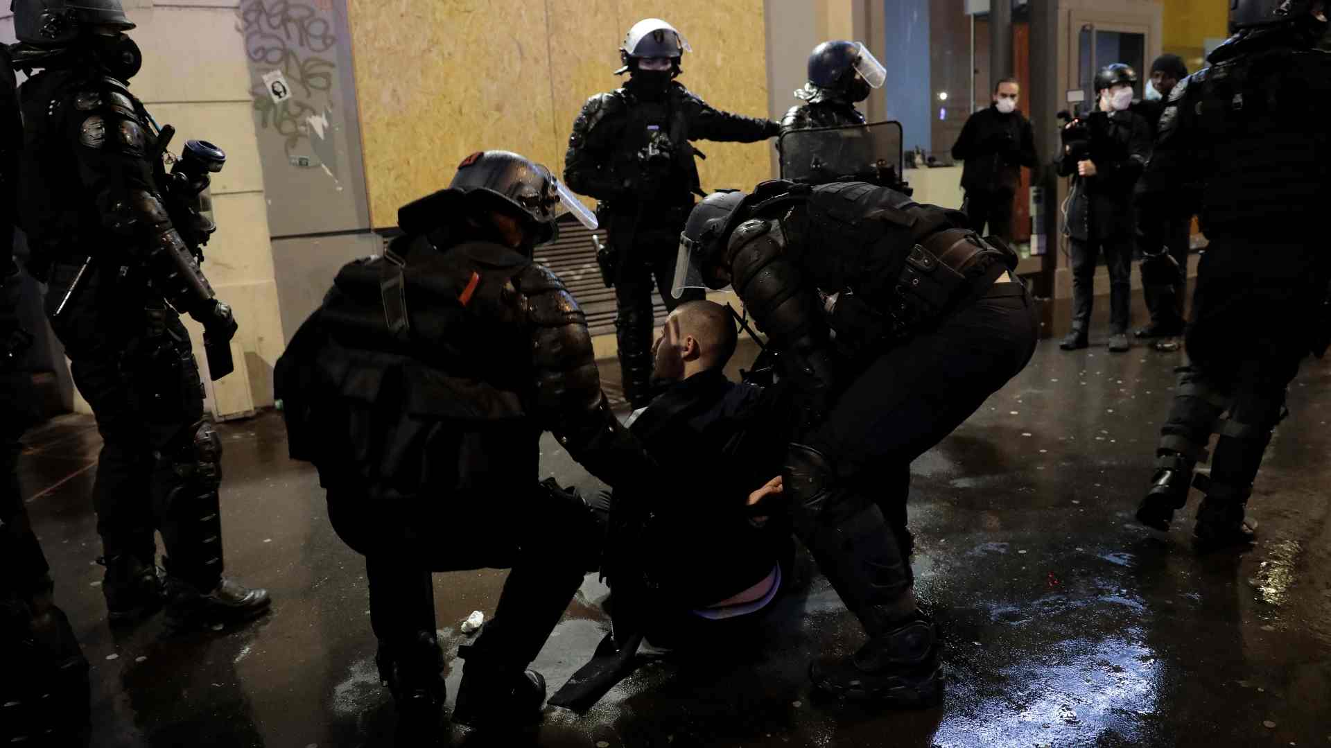 U Francuskoj na protestima povređeno 67 pripadnika snaga bezbednosti (FOTO) 1