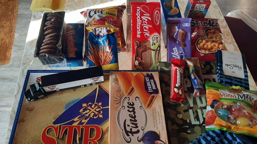 Srce veliko kao kamion: Vozači kamiona obezbedili 130 paketića za ugroženu decu 5