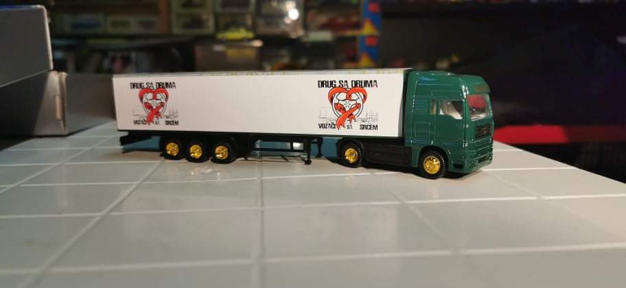 Srce veliko kao kamion: Vozači kamiona obezbedili 130 paketića za ugroženu decu 1