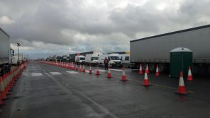 Kolona sa više od 5.000 kamiona zaustavljena kod engleskog aerodroma Manston (FOTO/VIDEO) 2