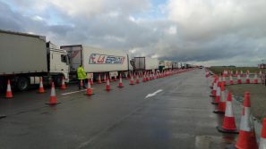 Kolona sa više od 5.000 kamiona zaustavljena kod engleskog aerodroma Manston (FOTO/VIDEO) 3